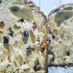 interior del panettone classico de naranja y pasas